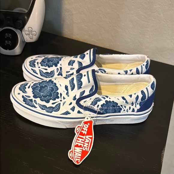Vans Shoes - NWT Unisex Vans Blue & White Off The Wall Sneakers W SZ 8, M SZ 6.5, EUR 38.5